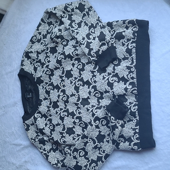 Forever 21|Black and White Floral Sweatshirt|Women's Size Small - Picture 1 of 5